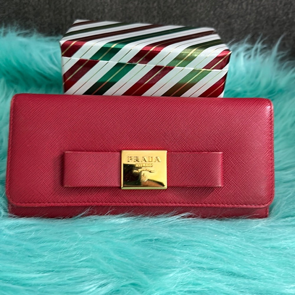 Prada Wallet. Excellent condition.